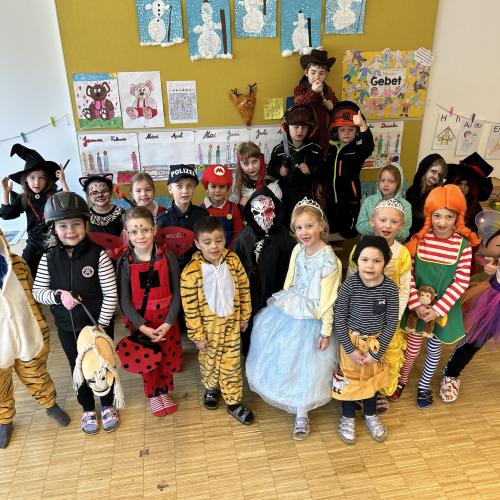Fasching 1. Klasse Gruppenfoto