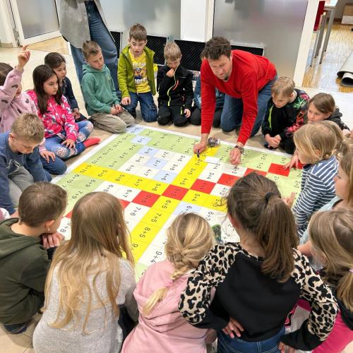 Erstklässler beim Arbeiten mit den Bee Dots - Bild 2