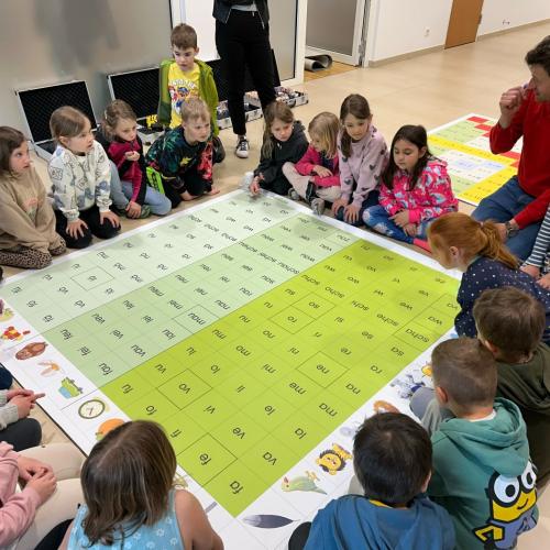 Erstklässler beim Arbeiten mit den Bee Dots - Bild 1