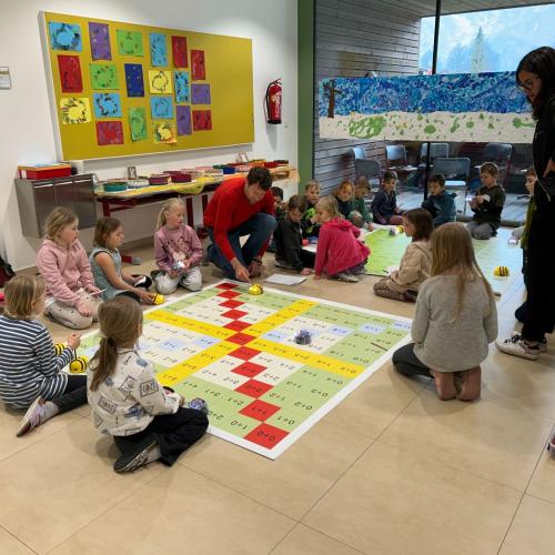 Erstklässler beim Arbeiten mit den Bee Dots - Bild 3