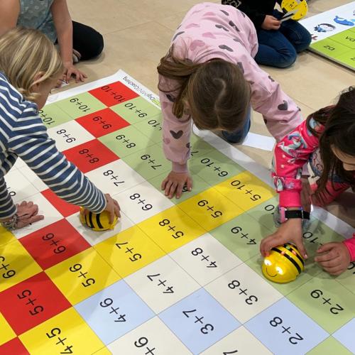 Erstklässler beim Arbeiten mit den Bee Dots - Bild 4