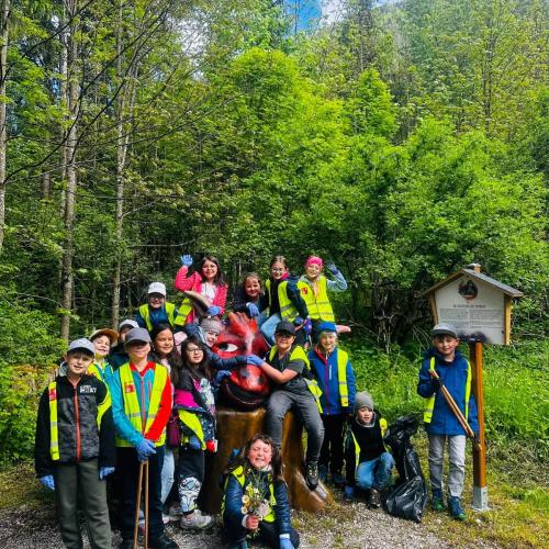 beim Müllsammeln Klassenfoto 3. Klasse