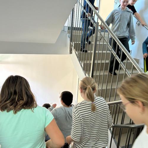 Brandschutzübung Foto 2 über die Fluchttüre ins Freie