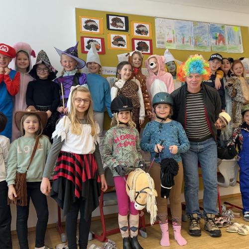 Faschingstreiben in der Schule Foto 2