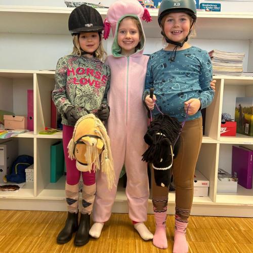 Faschingstreiben in der Schule Foto 3