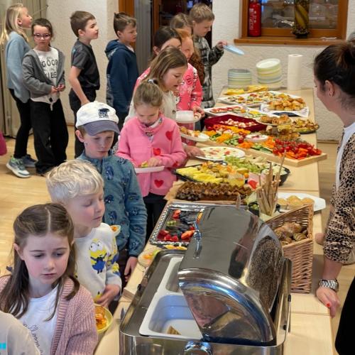 Kinder bei der Gesunden Jause Foto 3