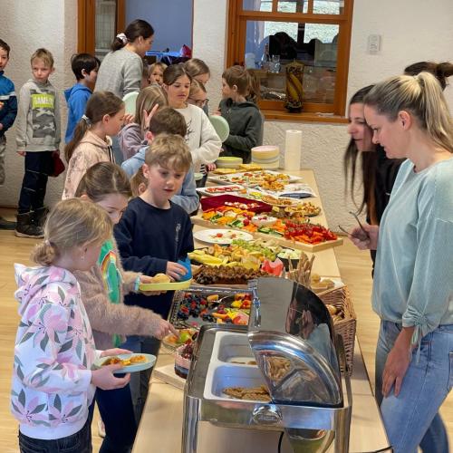 Kinder bei der Gesunden Jause Foto 1