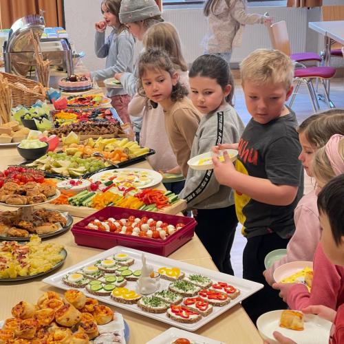 Kinder bei der Gesunden Jause Foto 2