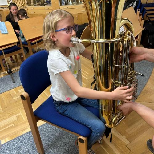 Mia an der Tuba