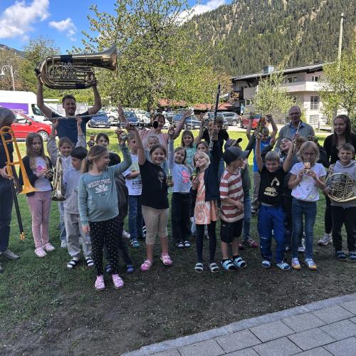 Grupenfoto mit der 2. Klasse - 2. gemeinsames Foto