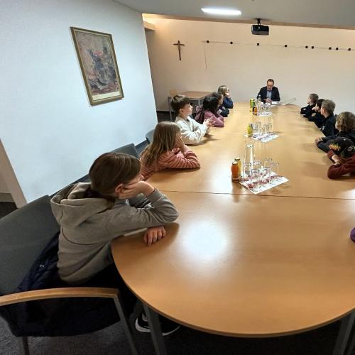 Drittklässler im Gemeindeamt - Foto 2