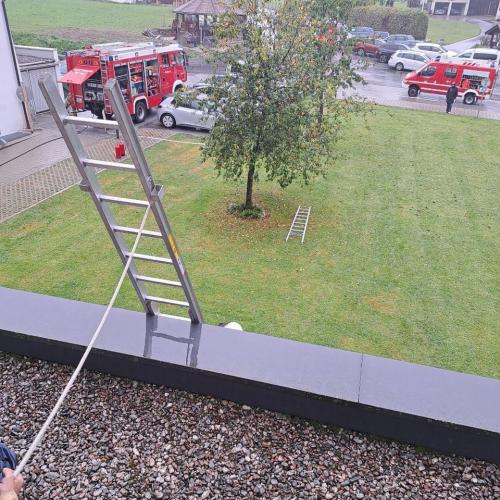 Brandschutzübung Rettung über Leiter Foto 2