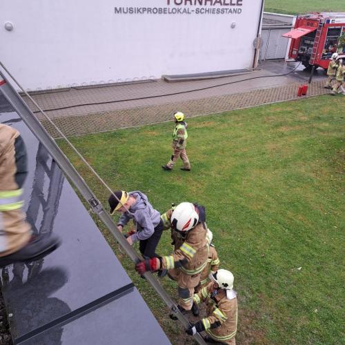 Brandschutzübung Rettung über Leiter Foto 3