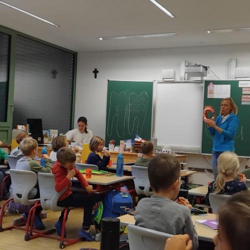 Foto 3 AVOMED Zähneputzen 1. Klasse