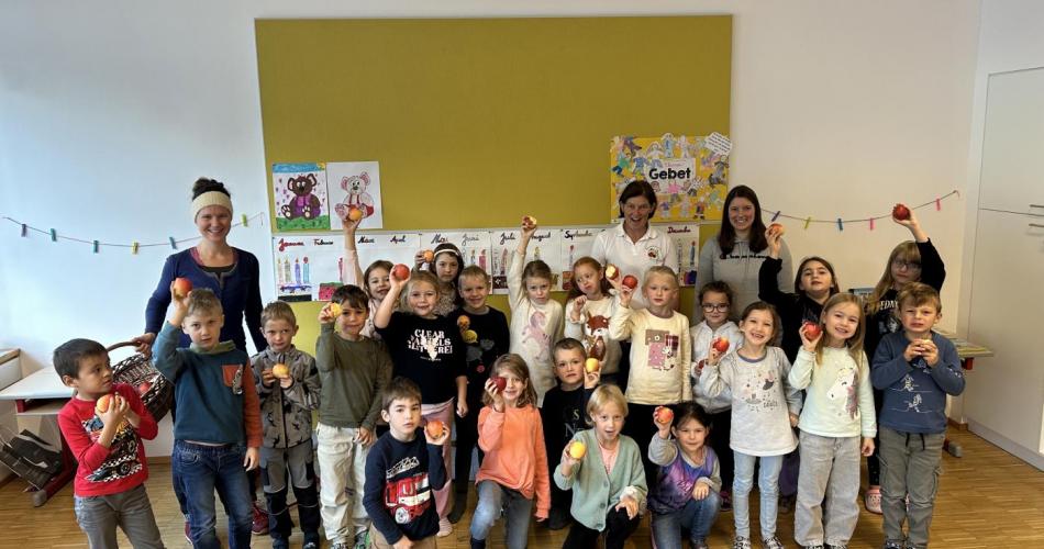 Tag des Apfels Klassenfoto 1. Klasse