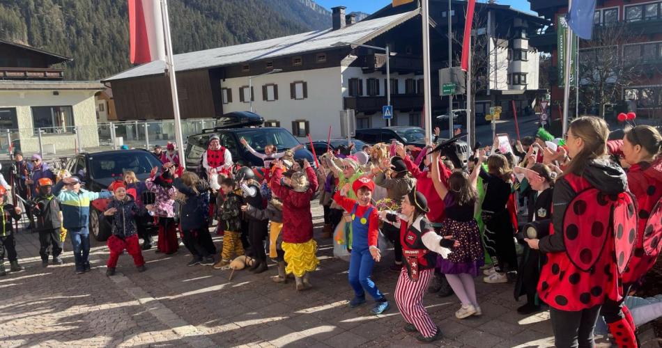 Faschingsumzug mit Liedeinlage
