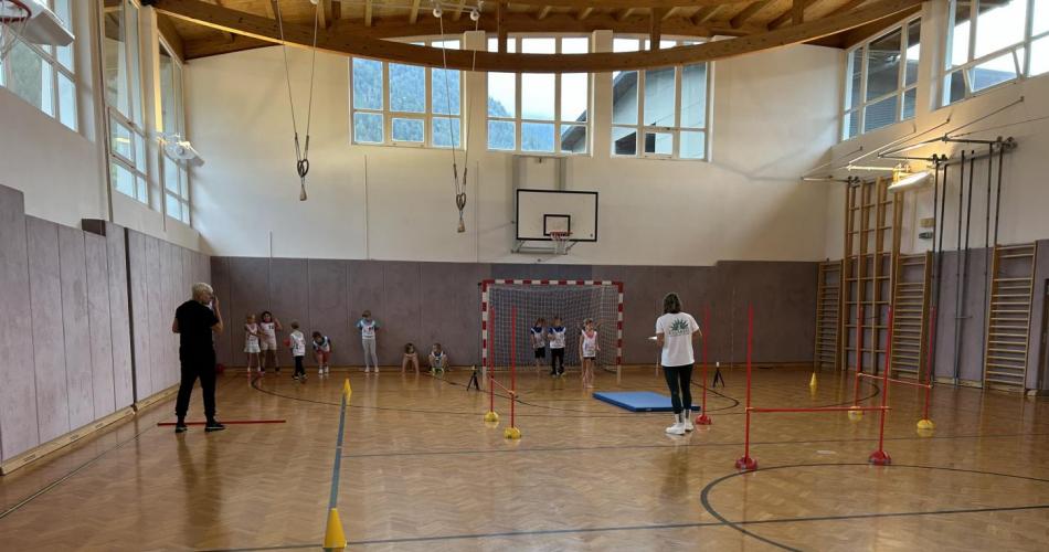 Foto Turnsaal mit 2.Klässlern im Rahmen des Tiroler Talentscouting