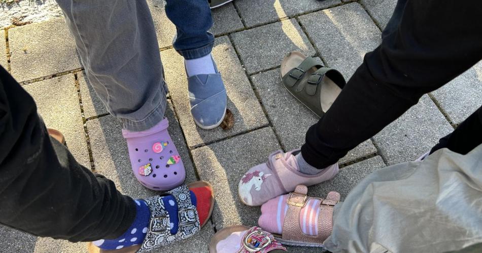 Brandschutzübung Foto 1 draußen ohne Straßenschuhe